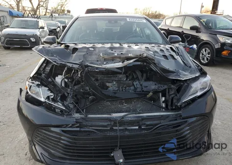 2020 Toyota Camry Le z USA, uszkodzony, nr VIN 4T1L11BK7LU018583